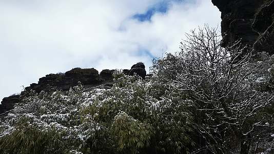 贵州梵净山5A景区冬天雪景视频的预览图