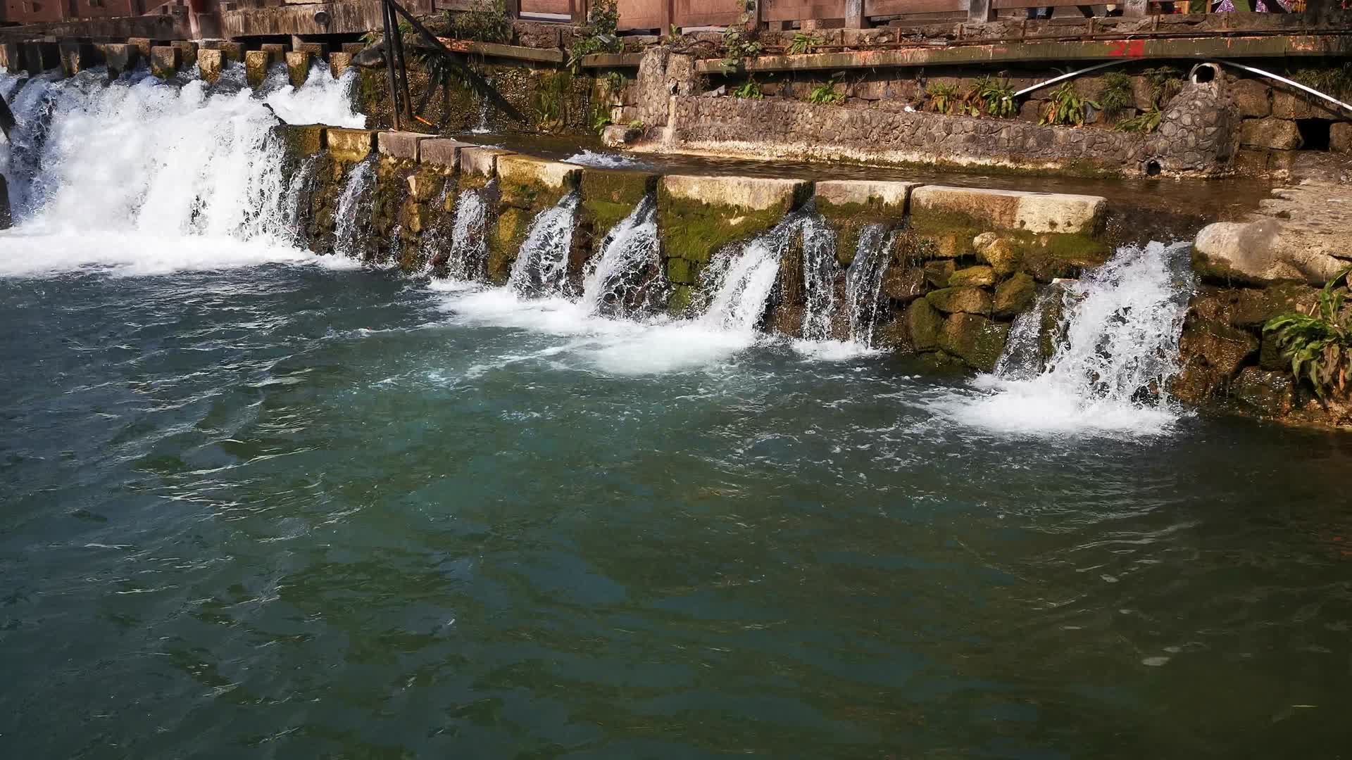 实拍湘西沱江瀑布流水视频的预览图