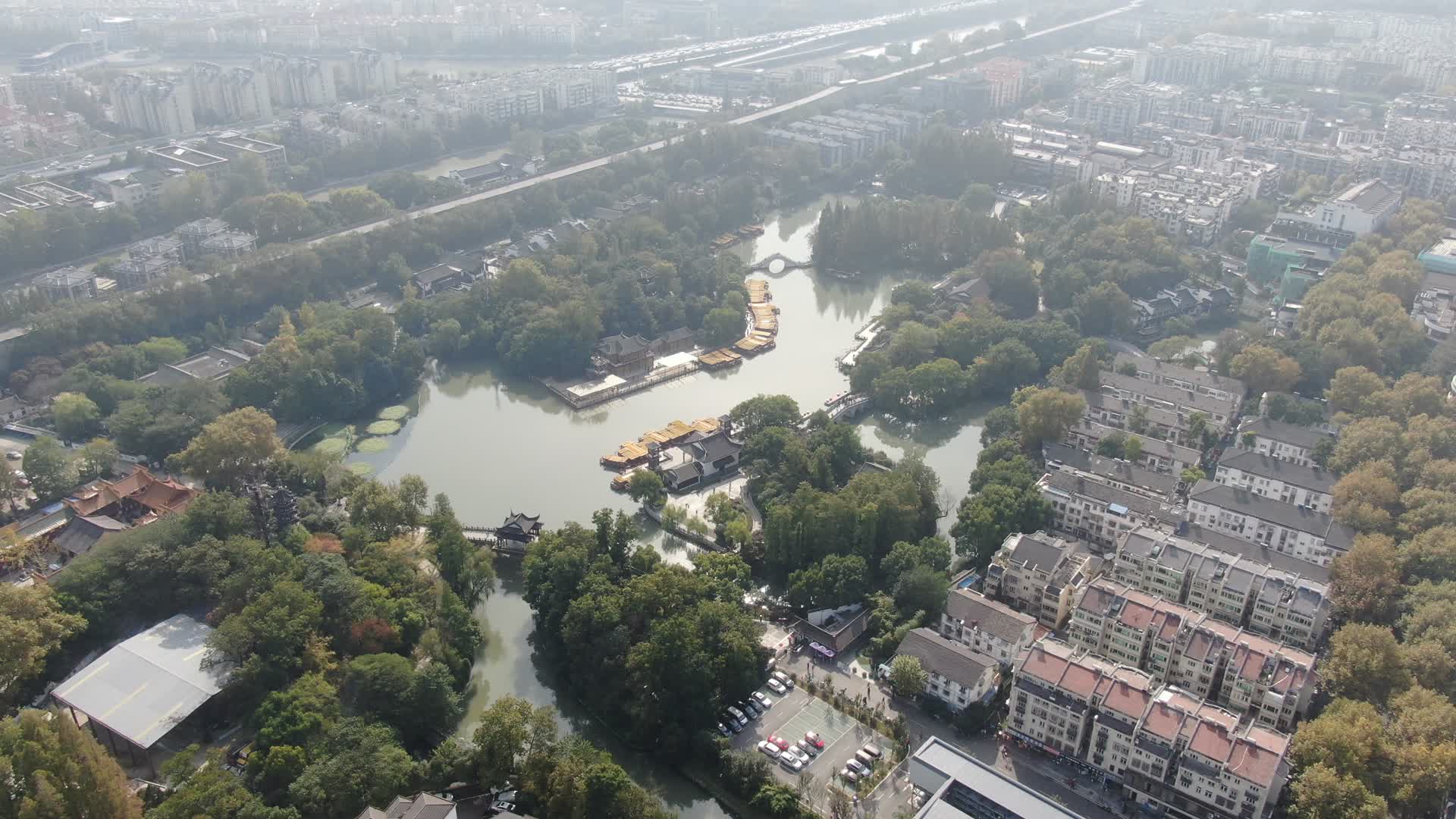 航拍南京秦淮河白鹭洲公园视频的预览图