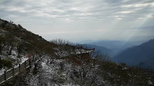 实拍冬天雪景雾凇缆车贵州梵净山视频的预览图