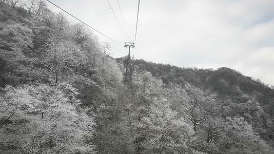 实拍冬天雪景雾凇缆车贵州梵净山视频的预览图