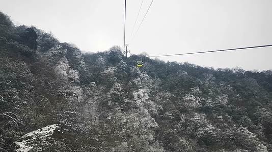 冬天雪景雾凇缆车贵州梵净山视频的预览图