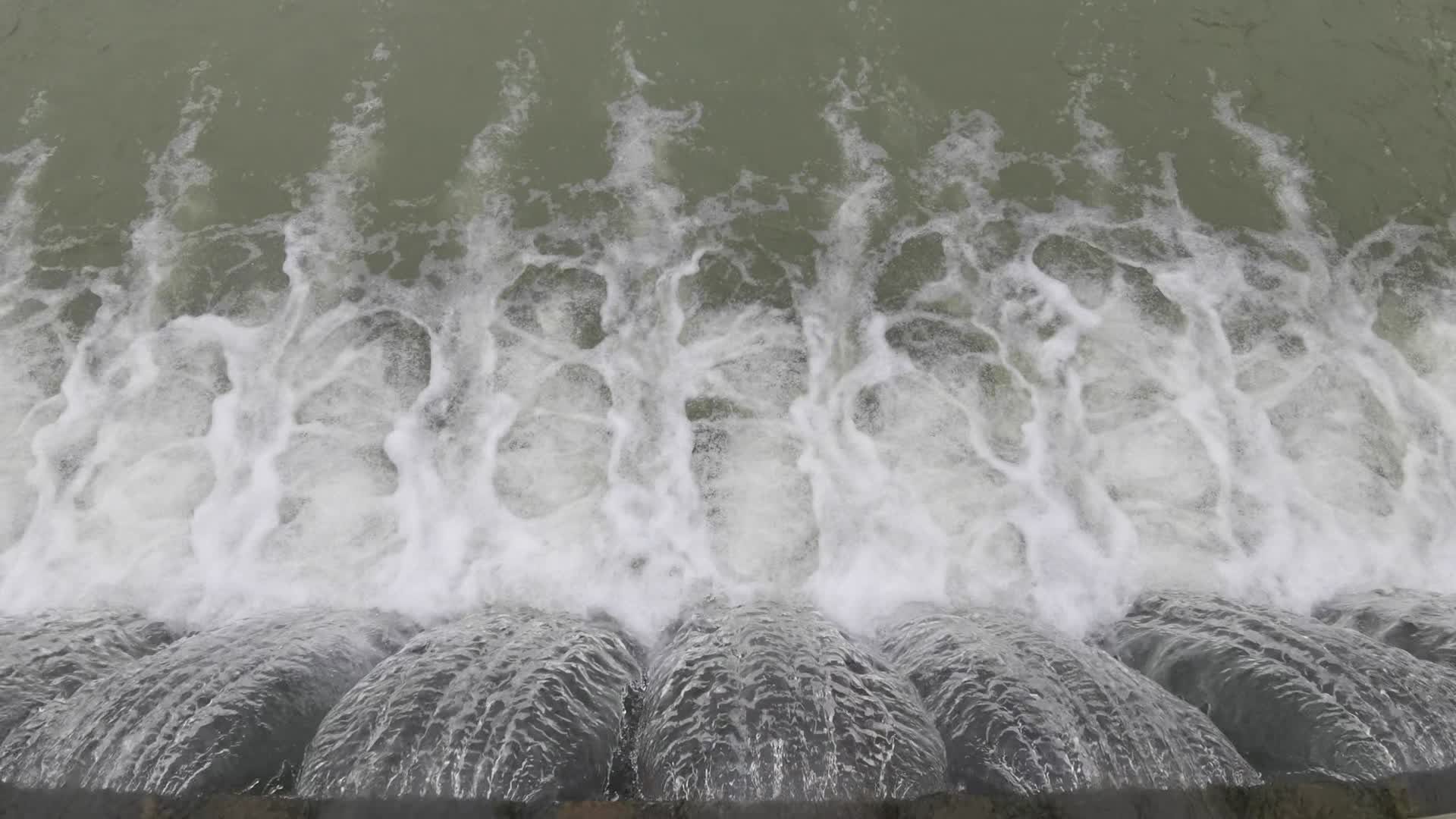 瀑布溪流流水视频的预览图
