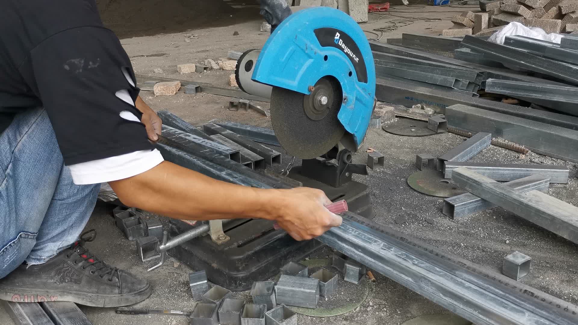 实拍切割电焊工人施工视频的预览图