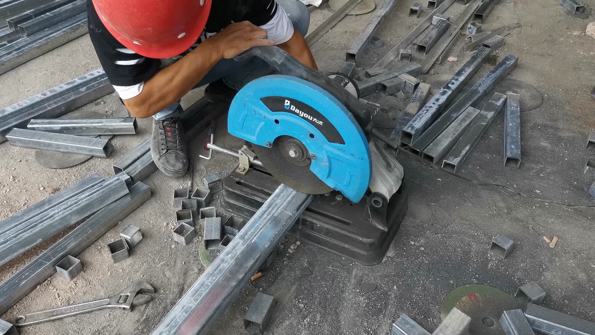 电焊切割工人施工工业视频的预览图
