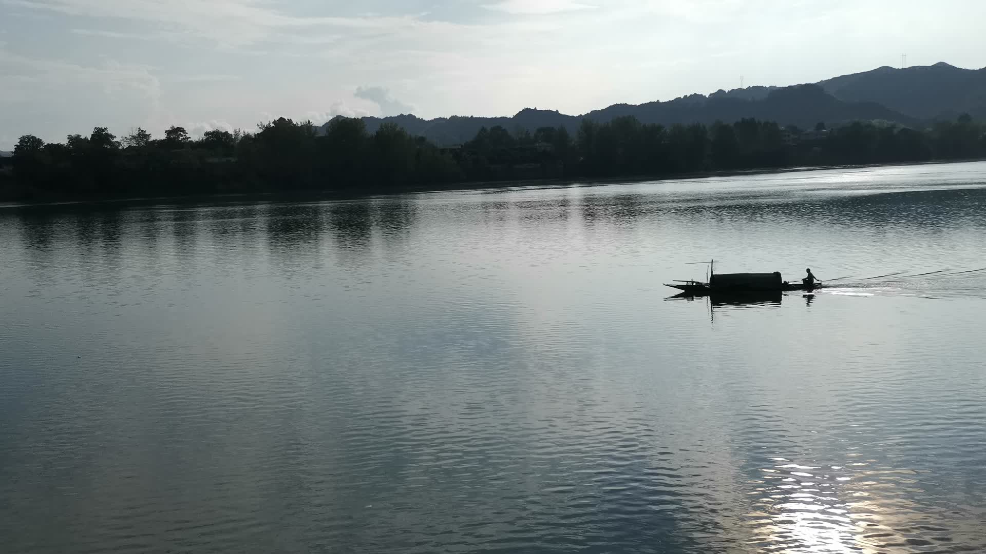 实拍湖面游泳划船视频的预览图