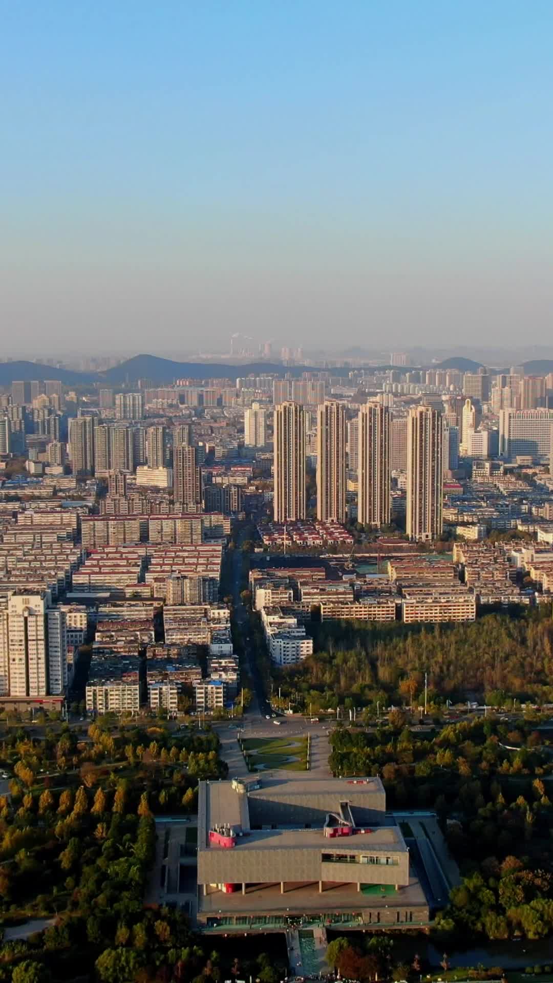 航拍江苏徐州城市高楼视频的预览图