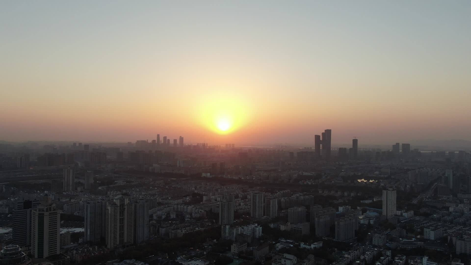 航拍江苏南京夕阳城市剪影视频的预览图