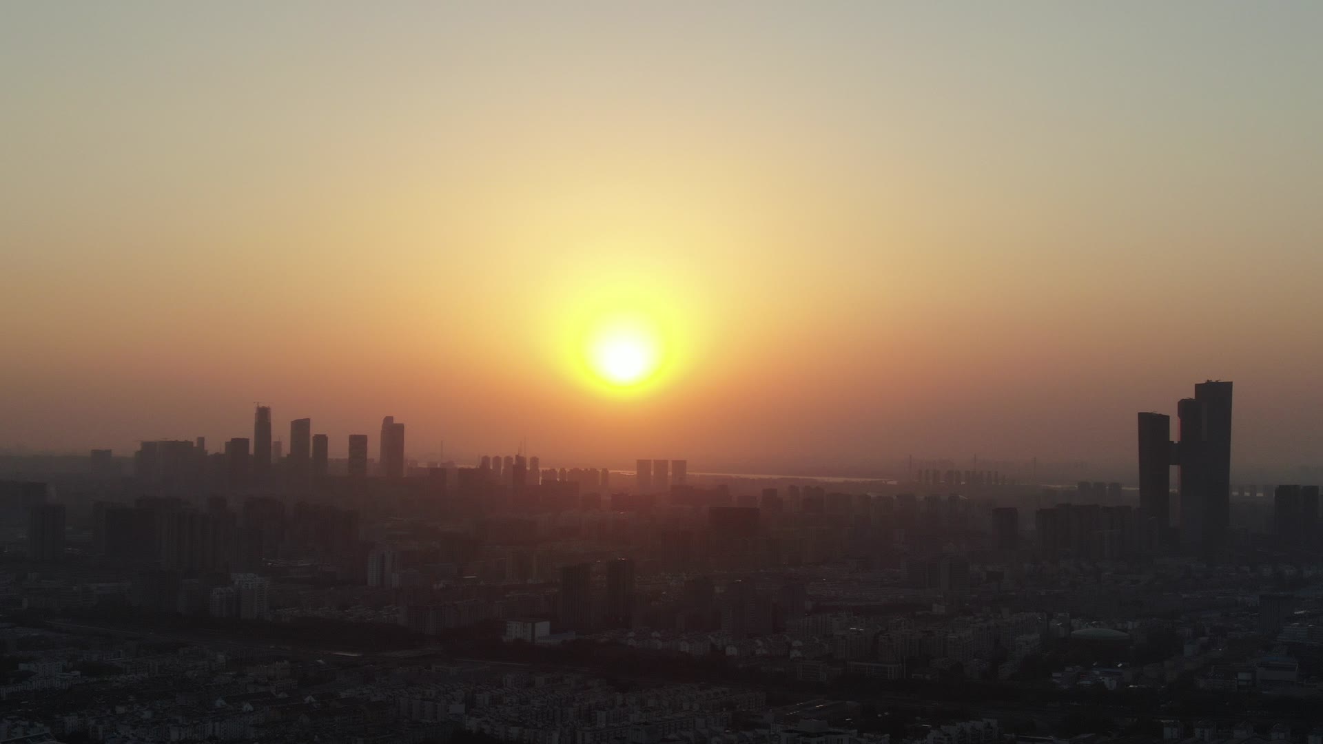 航拍江苏南京夕阳城市剪影视频的预览图
