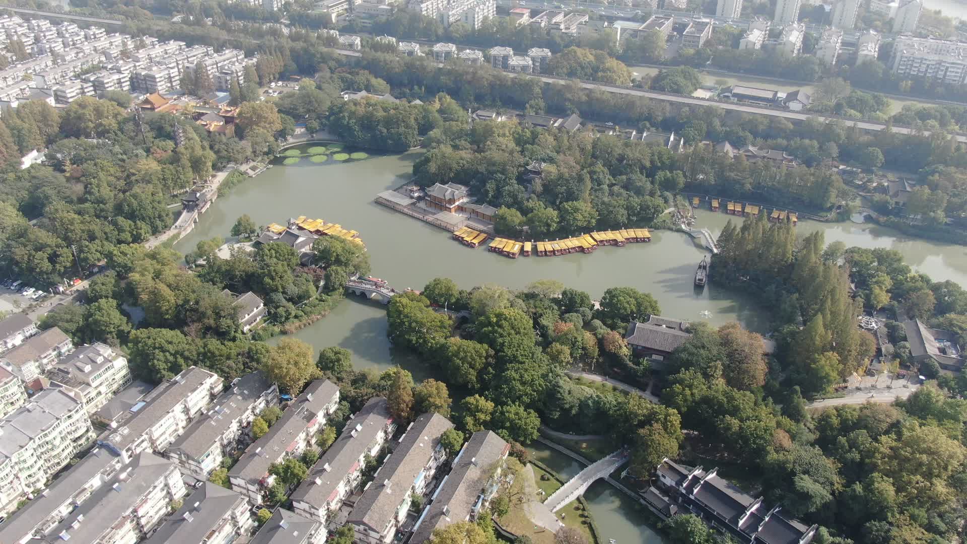 航拍南京秦淮河风光带白鹭洲公园视频的预览图