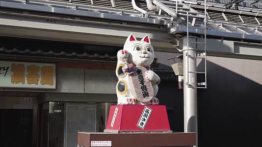 日本小镇街道早市人群视频的预览图