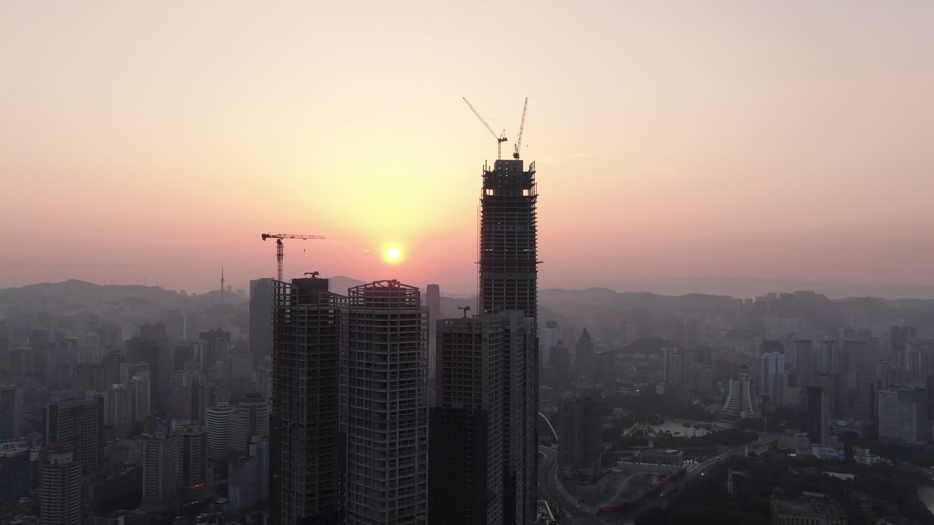 4K航拍城市高楼吊塔日出彩霞视频的预览图