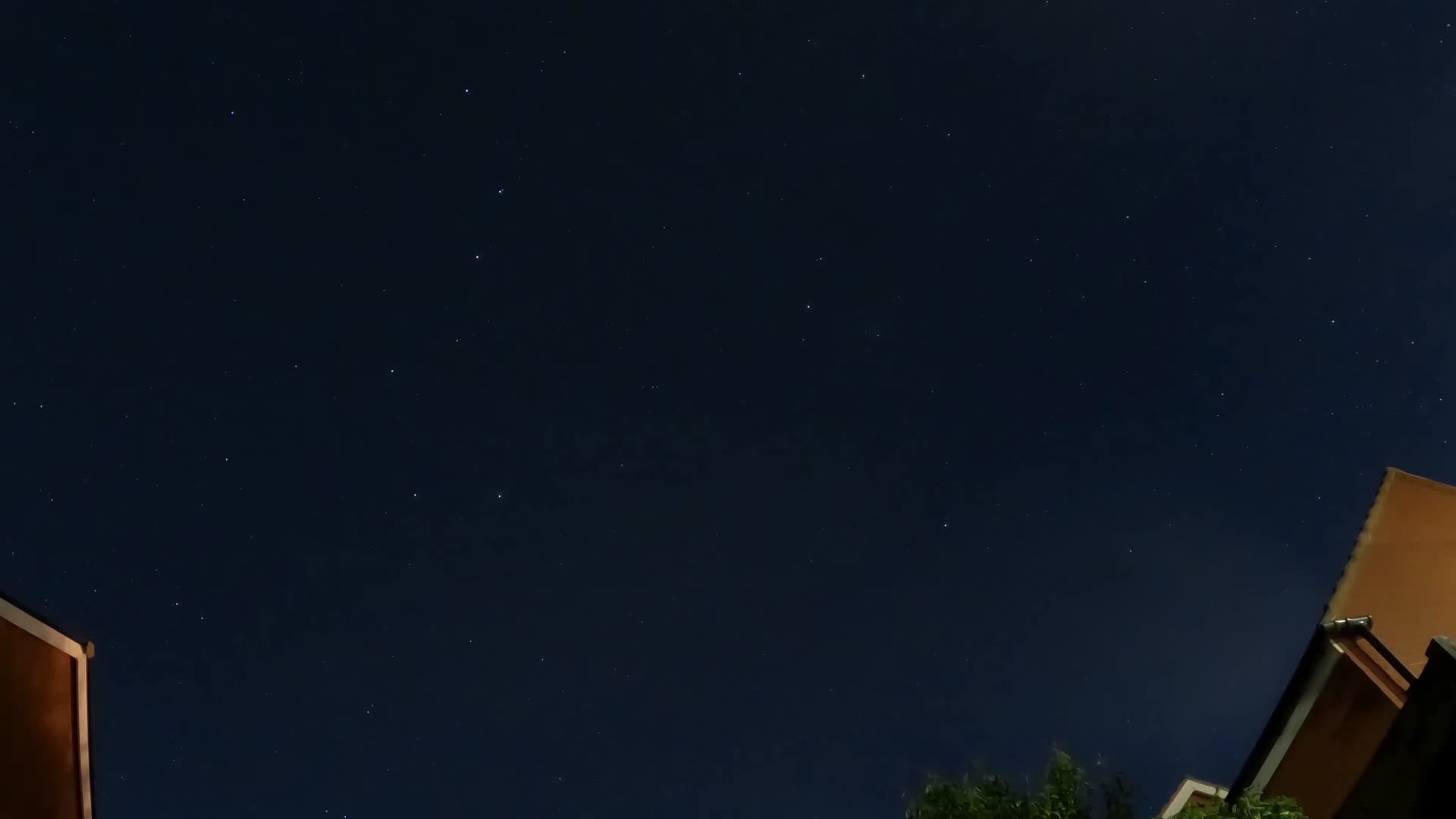 城市居民楼夜晚星空流星延时视频的预览图