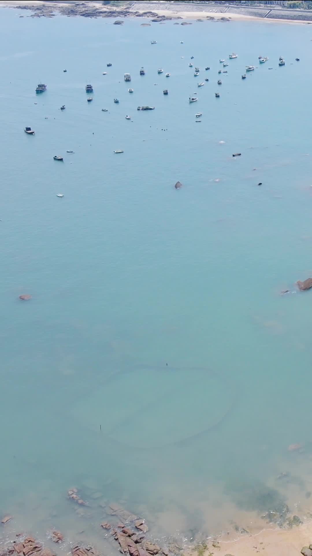 航拍大海海浪沙滩礁石游船竖屏视频的预览图