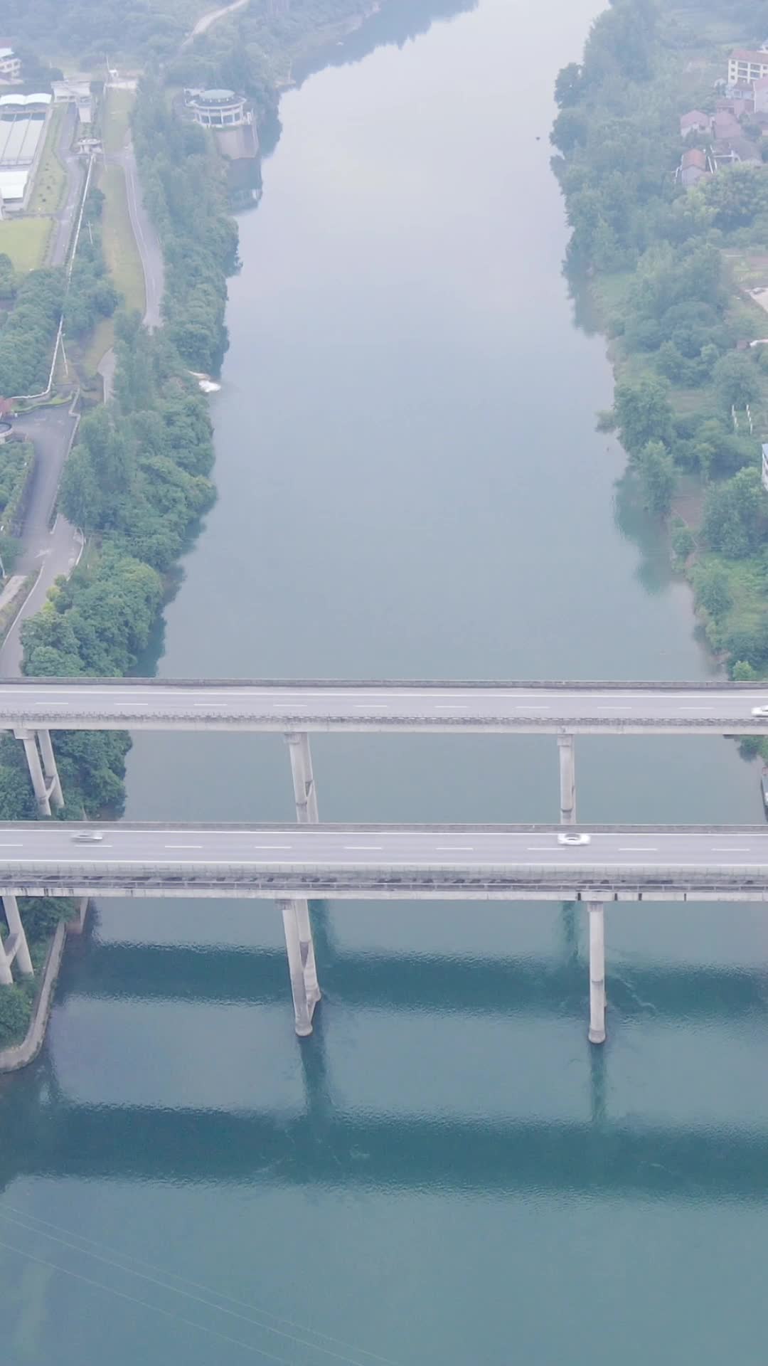 跨河大桥交通车辆竖屏航拍视频的预览图