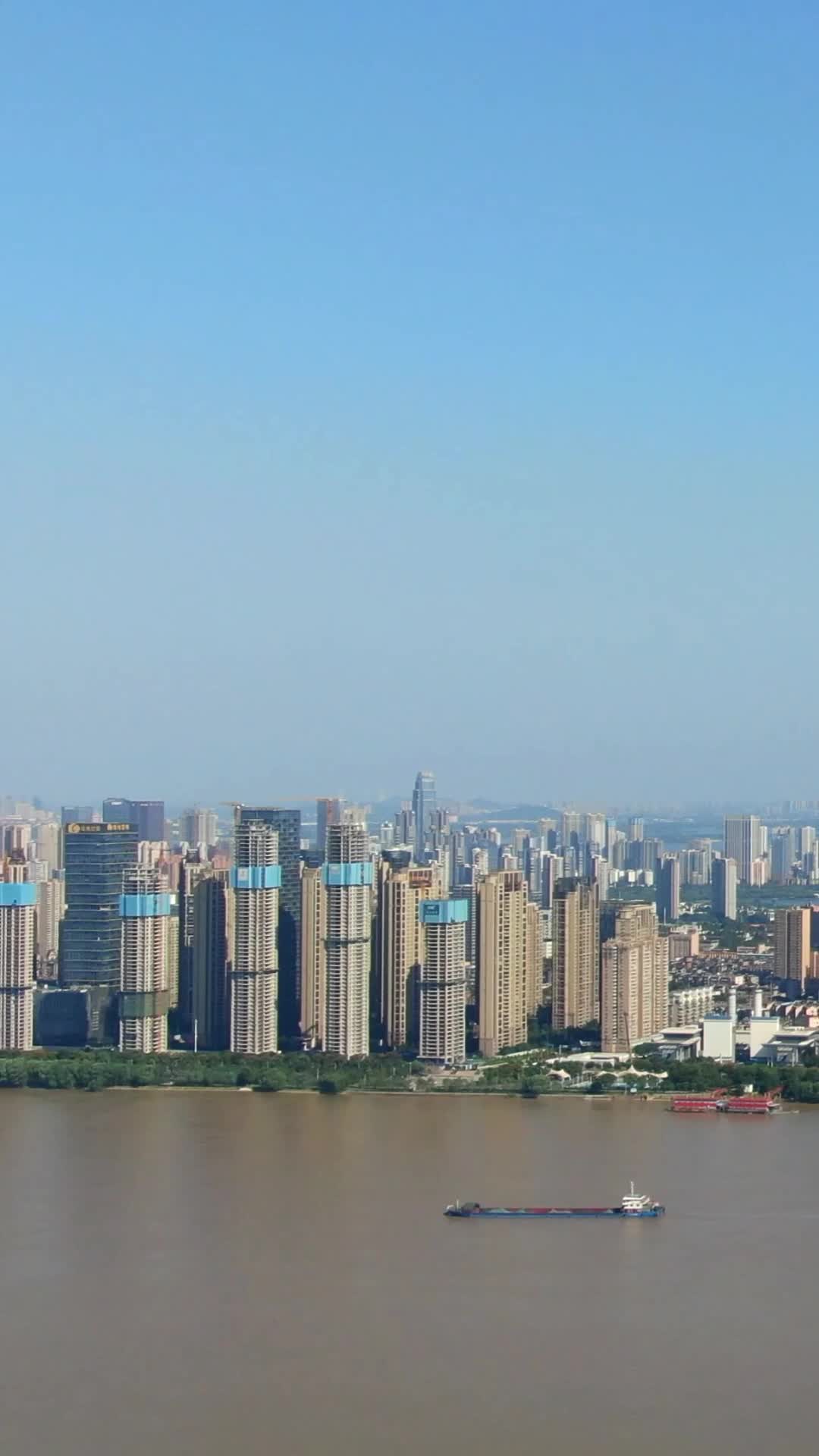 航拍江城武汉城市高楼视频的预览图