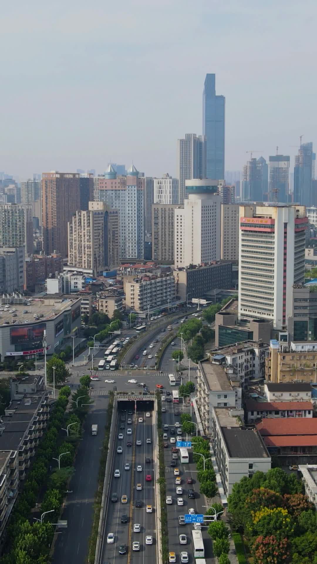 航拍湖北武汉解放大道城市交通视频的预览图