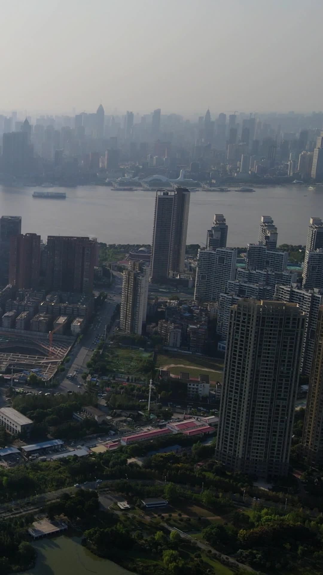 航拍江城武汉城市建设视频的预览图