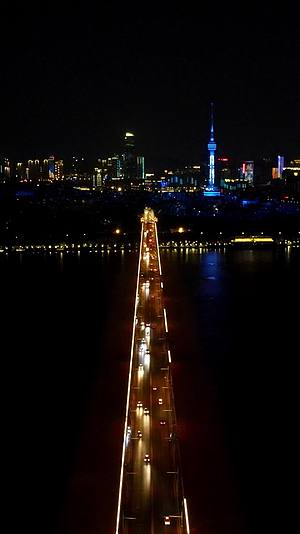 航拍武汉长江大桥交通车流视频的预览图