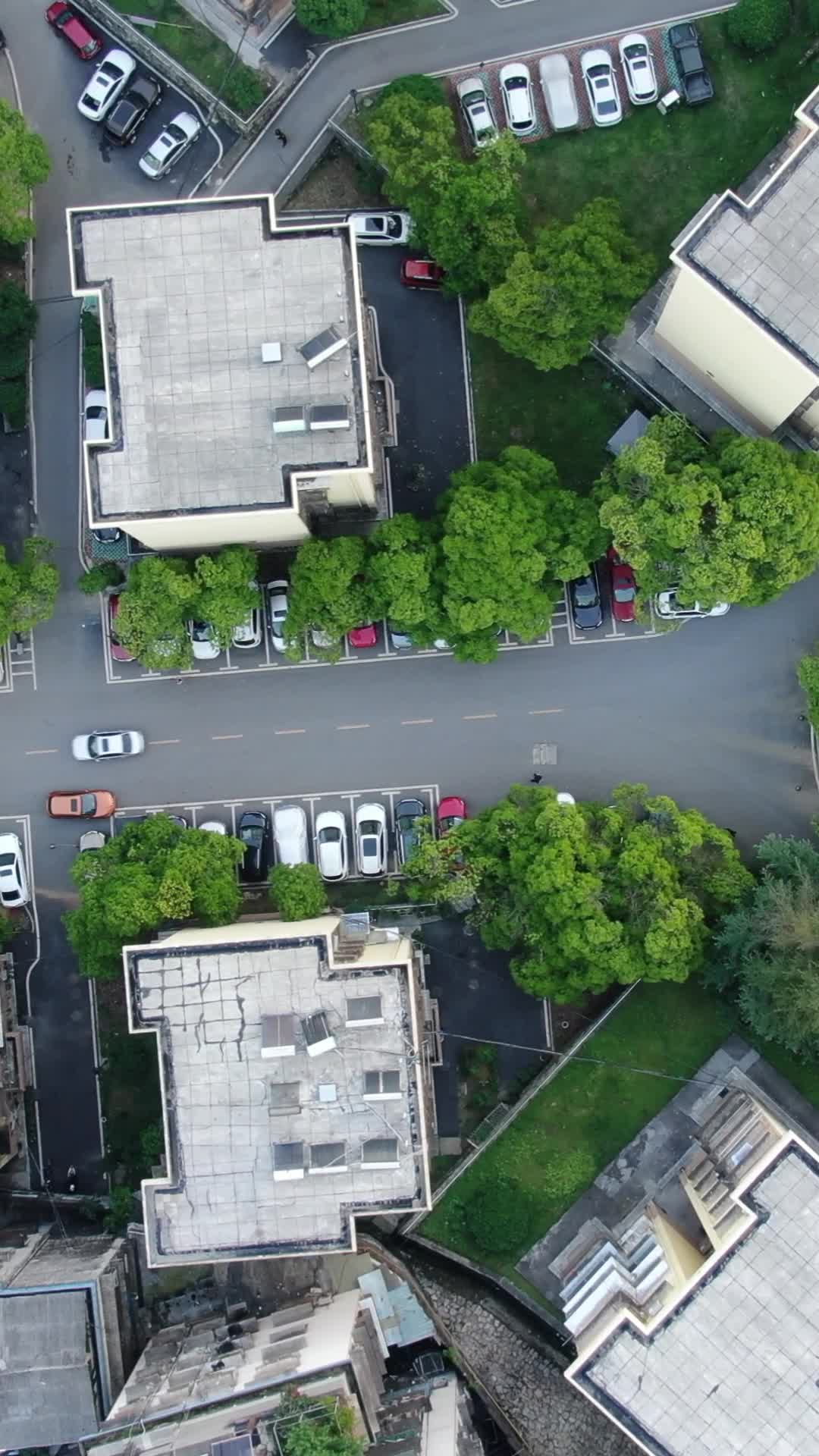 航拍城市小区花园视频的预览图