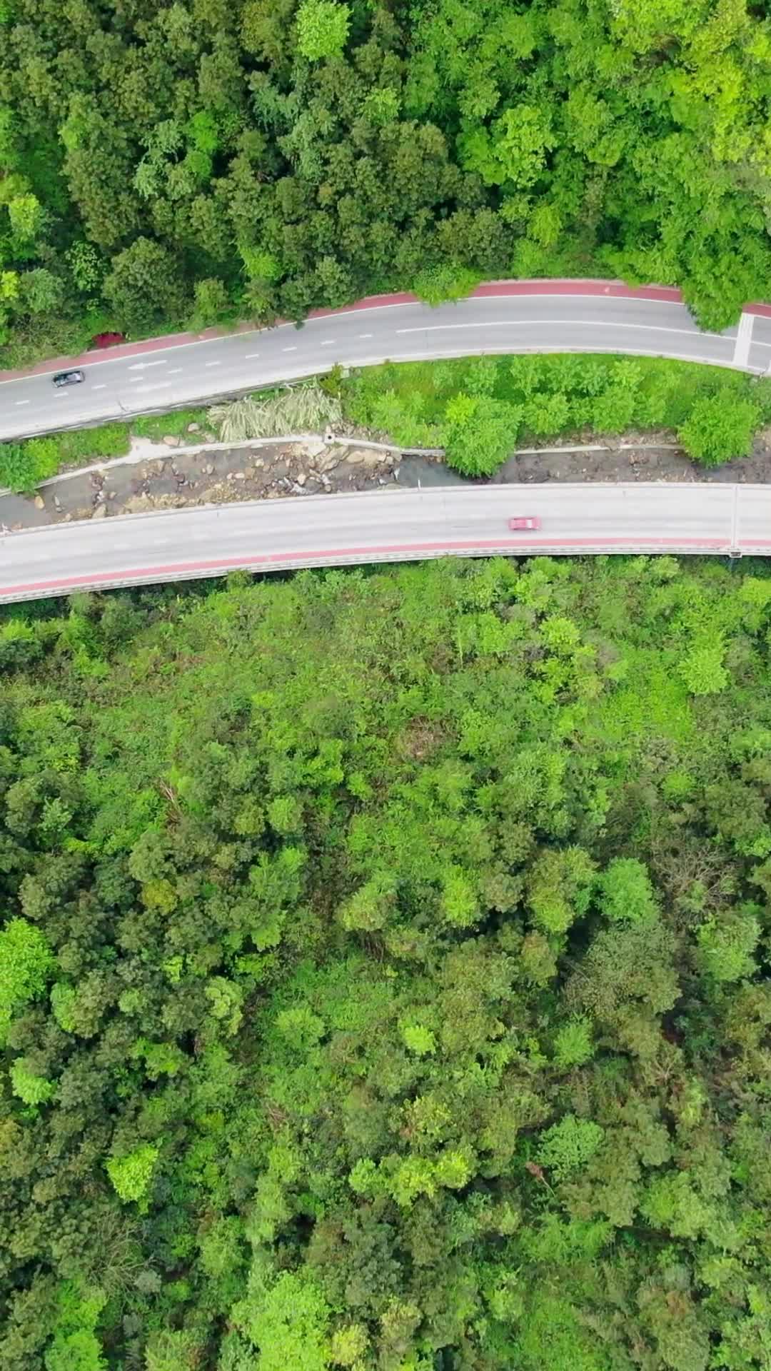 航拍大山中交通公路视频的预览图