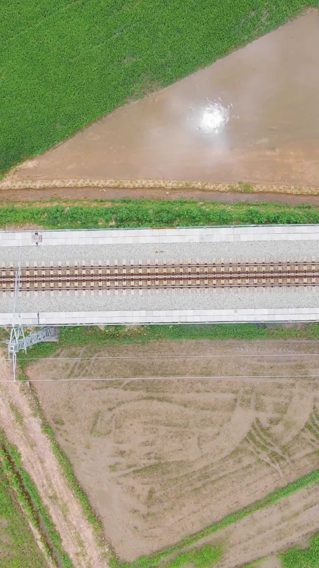 航拍田园中的高铁轨道交通视频的预览图