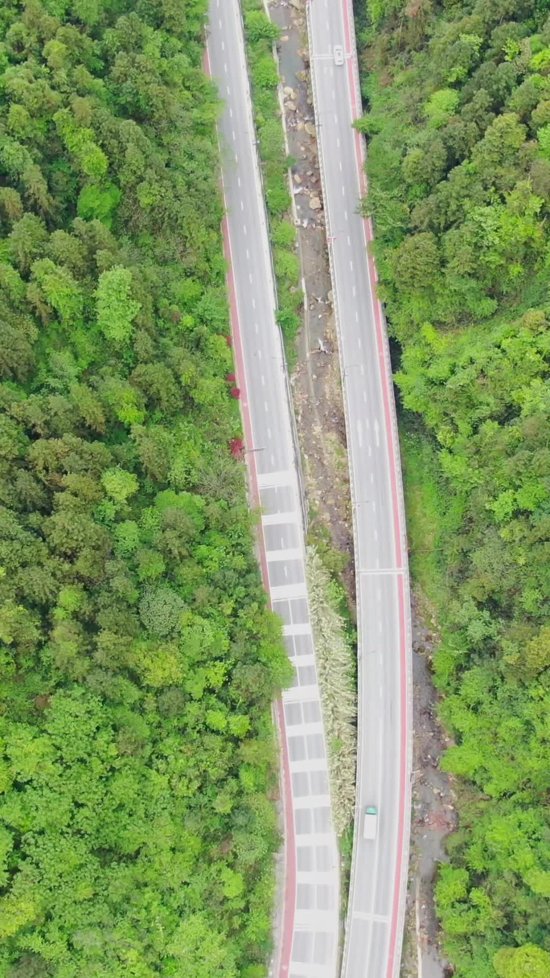 航拍大山中的唯美公路视频的预览图
