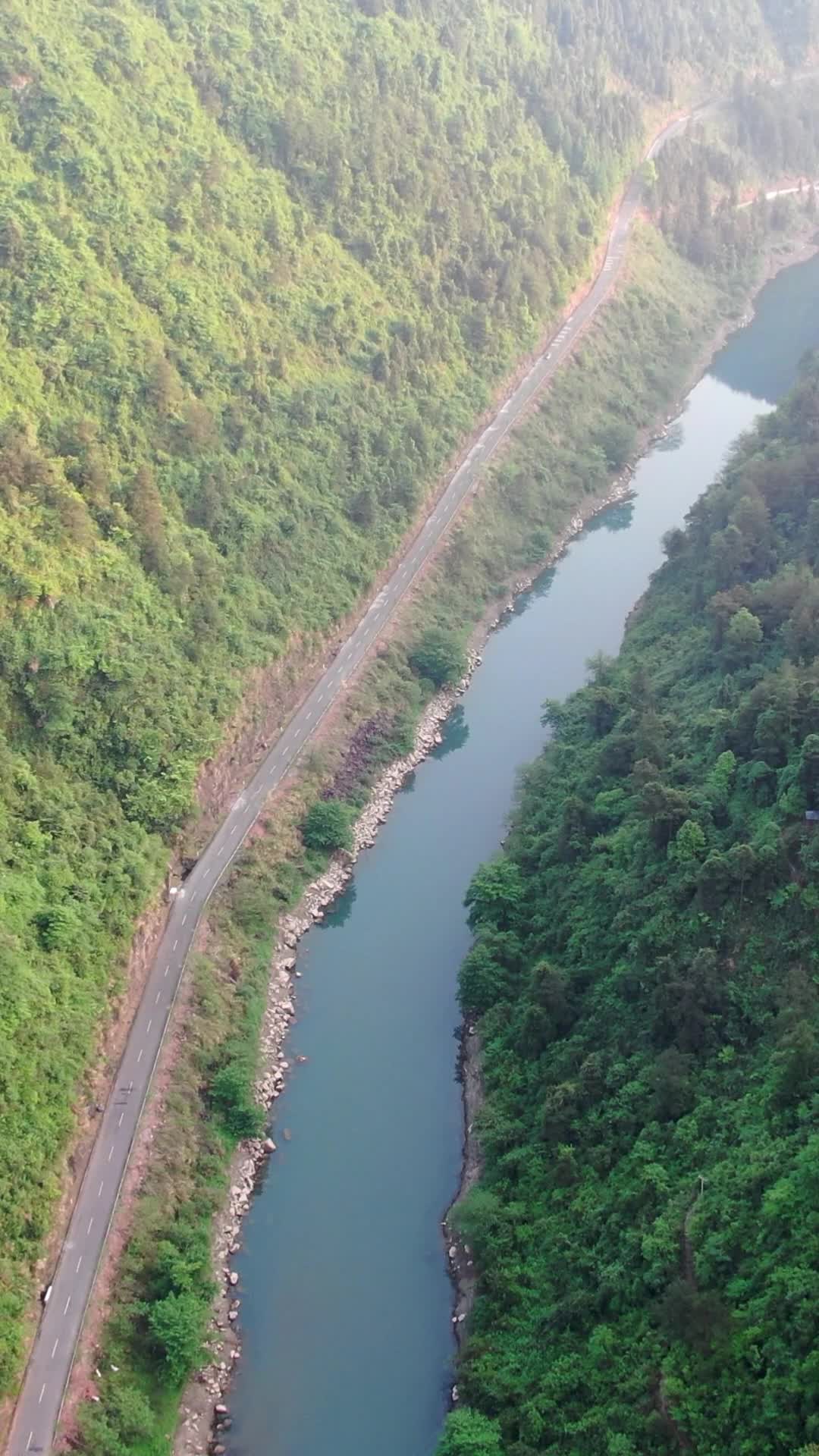 航拍山谷河流视频的预览图
