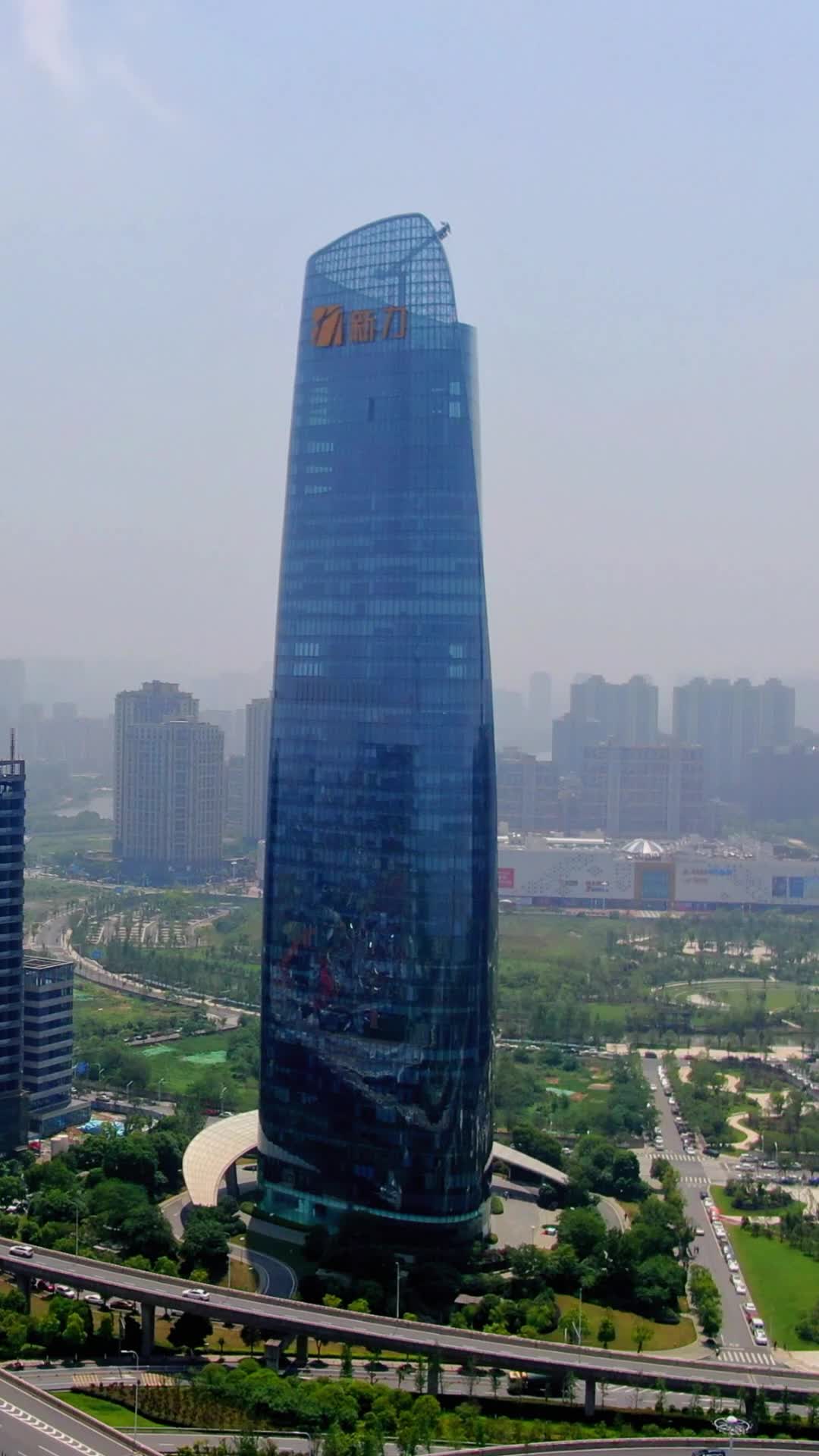 航拍江西南昌朝阳中心新力中心视频的预览图
