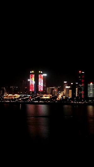 航拍江西南昌秋水广场夜景视频的预览图