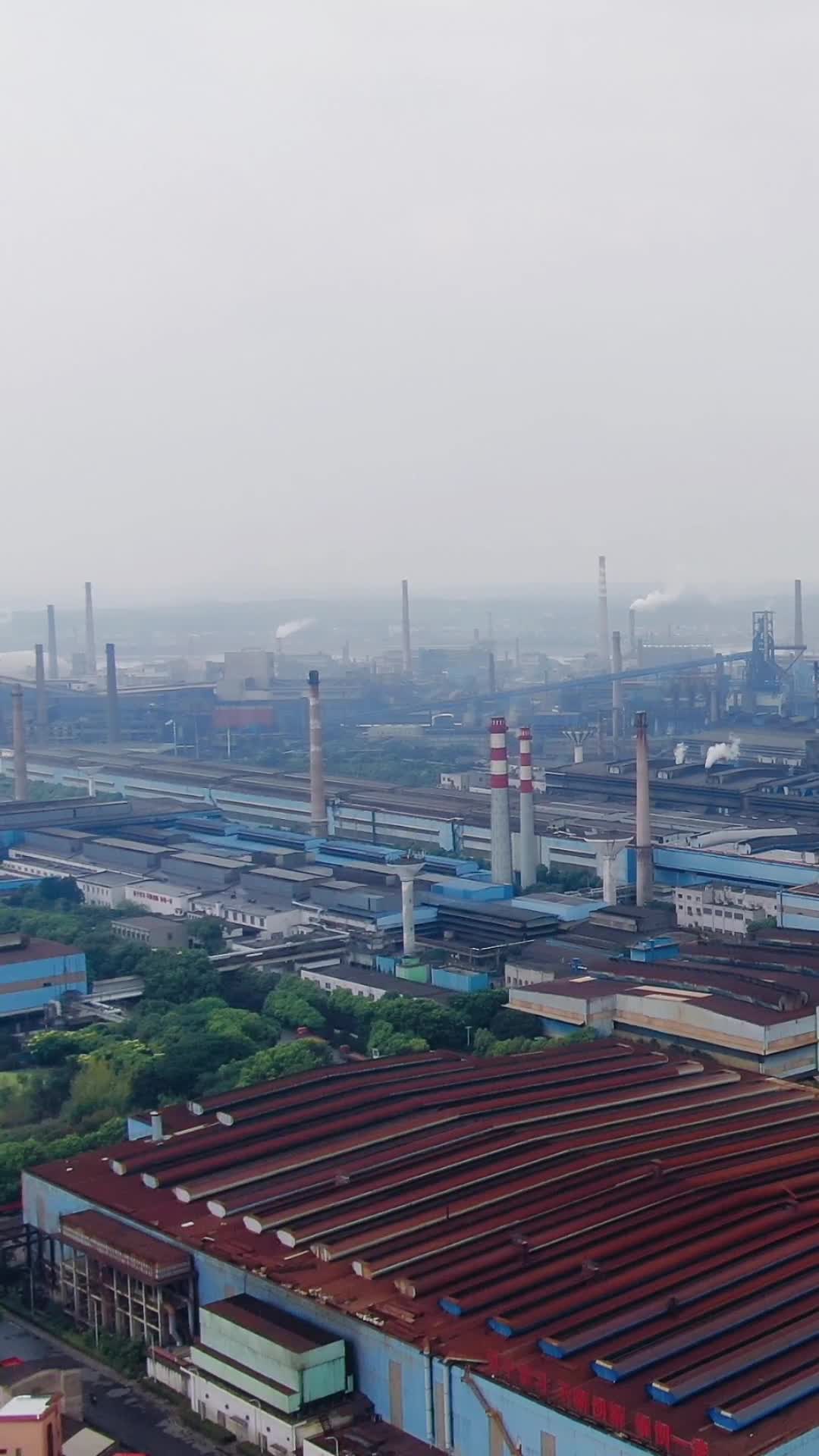工业生产工厂烟冲炊烟污染竖屏航拍视频的预览图