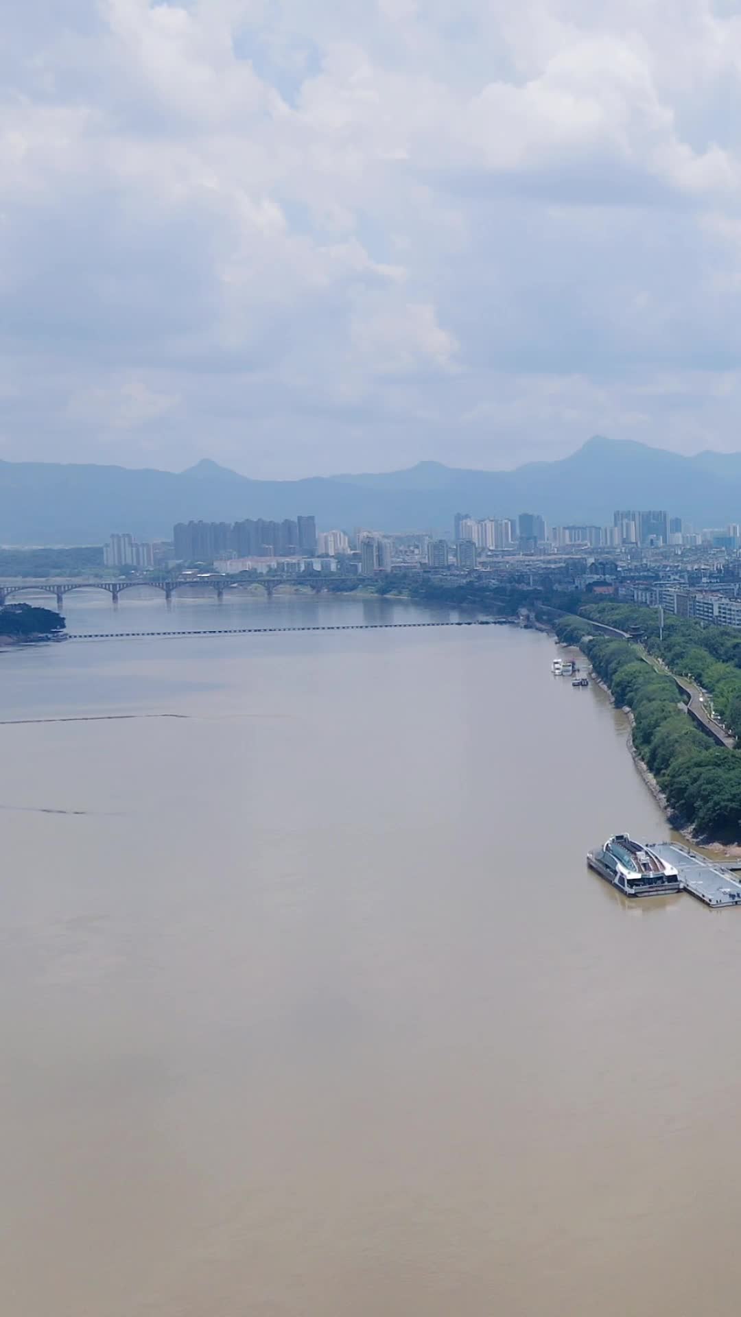 江西赣州城市风光竖屏航拍视频的预览图