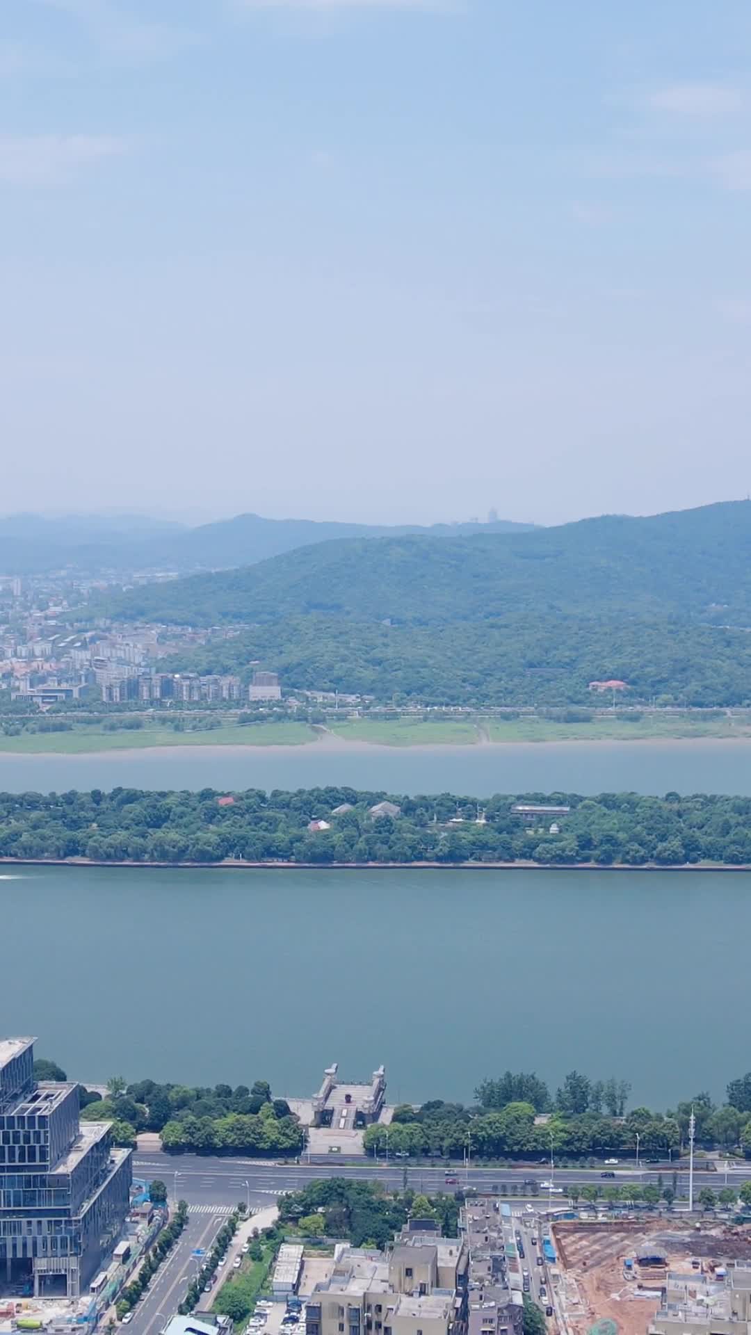 湖南长沙湘江橘子洲风光竖屏航拍视频的预览图