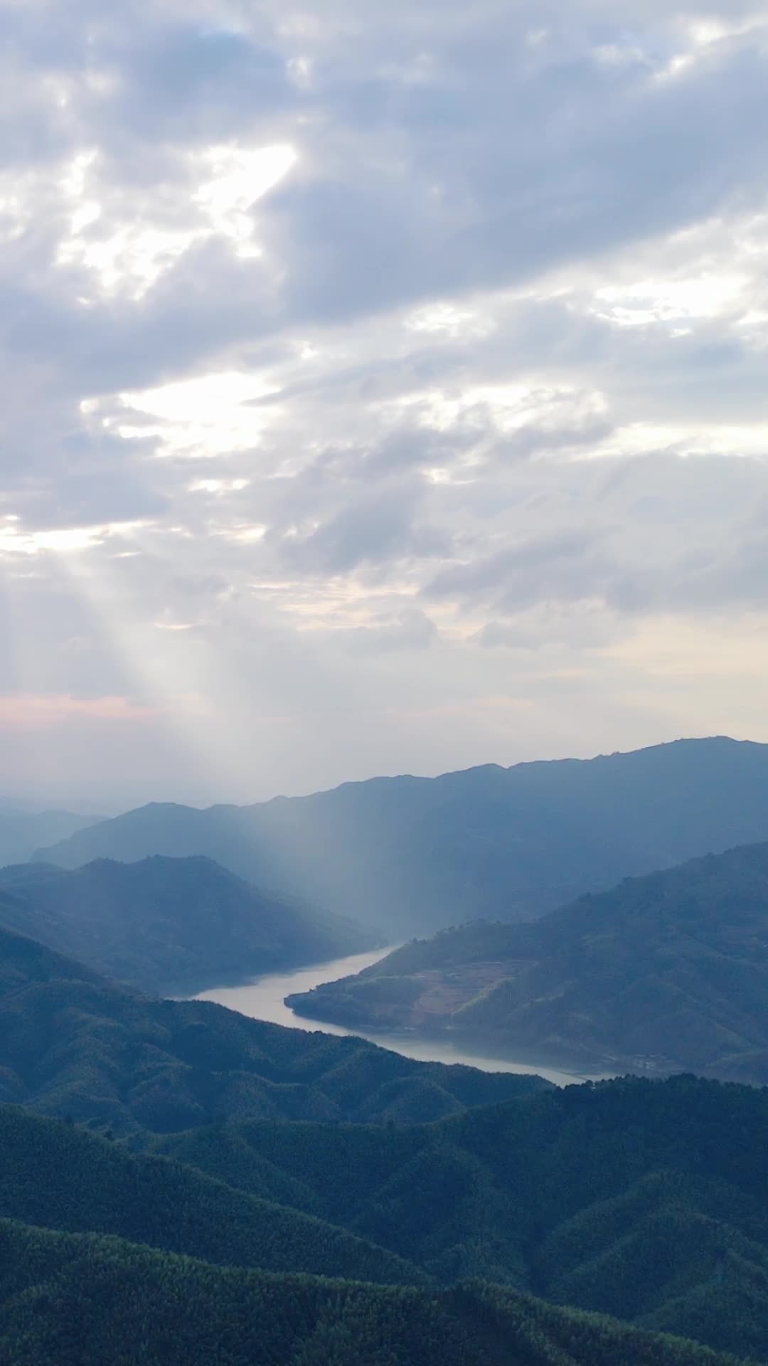 航拍祖国大好河山自然风光视频的预览图