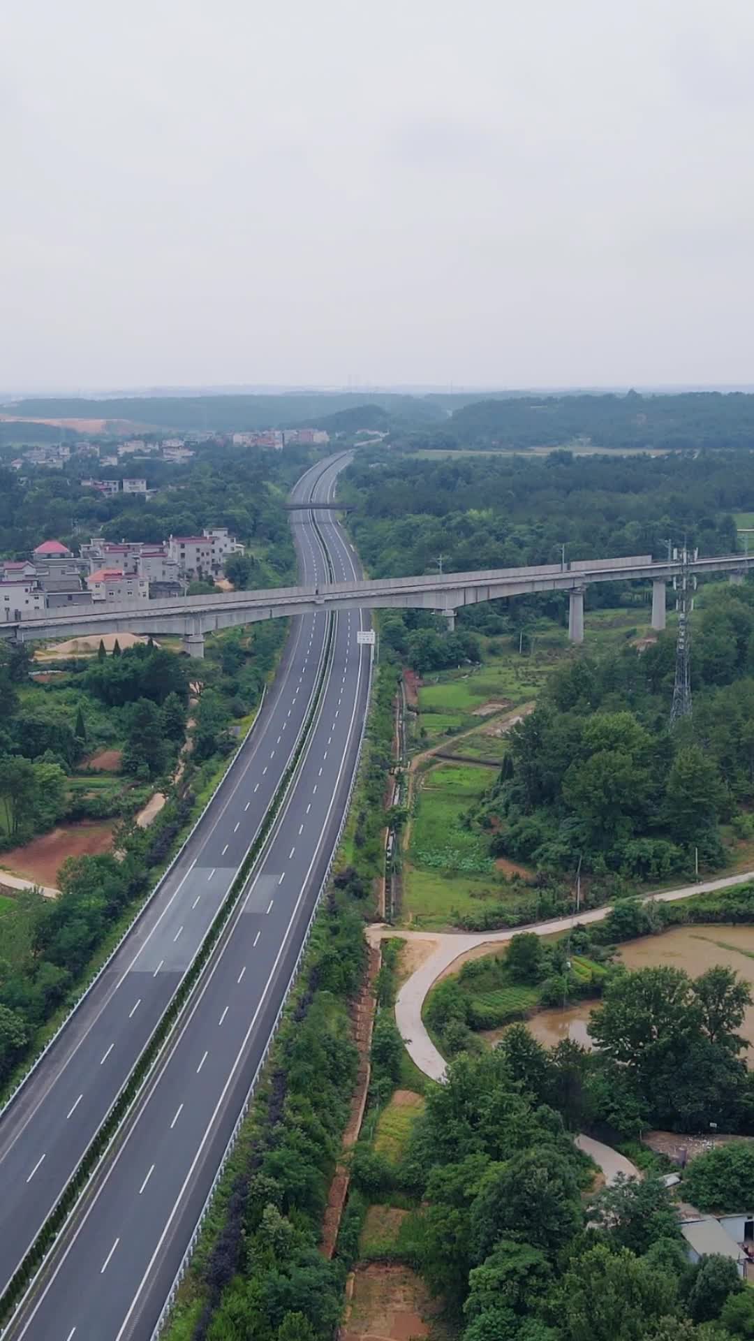 航拍交通公路高架桥视频的预览图