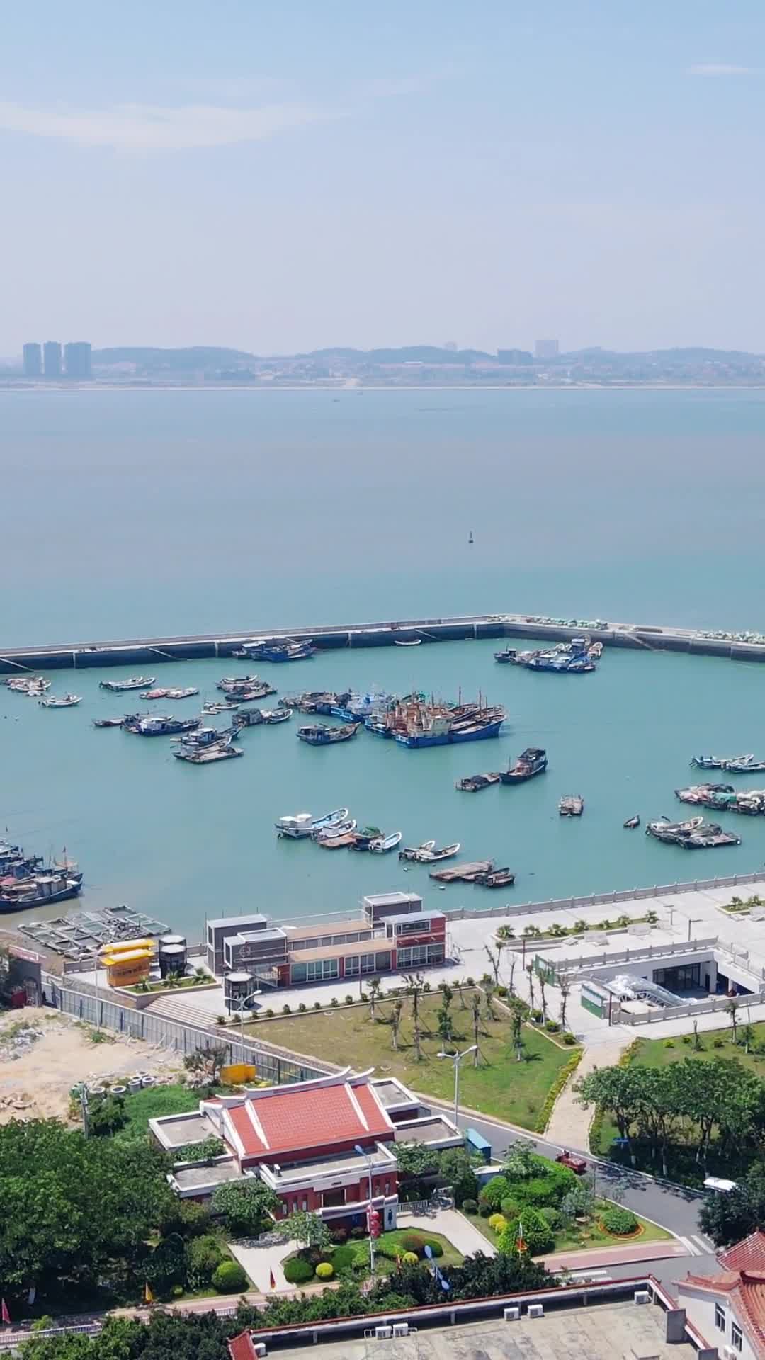 福建莆田湄洲岛竖屏航拍视频的预览图