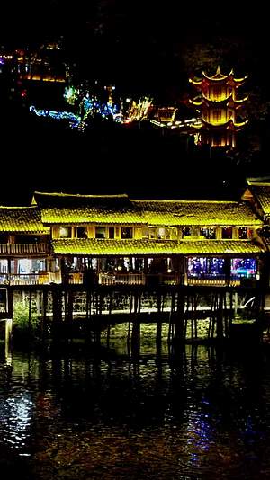 航拍湖南湘西凤凰古城古建筑夜景视频的预览图