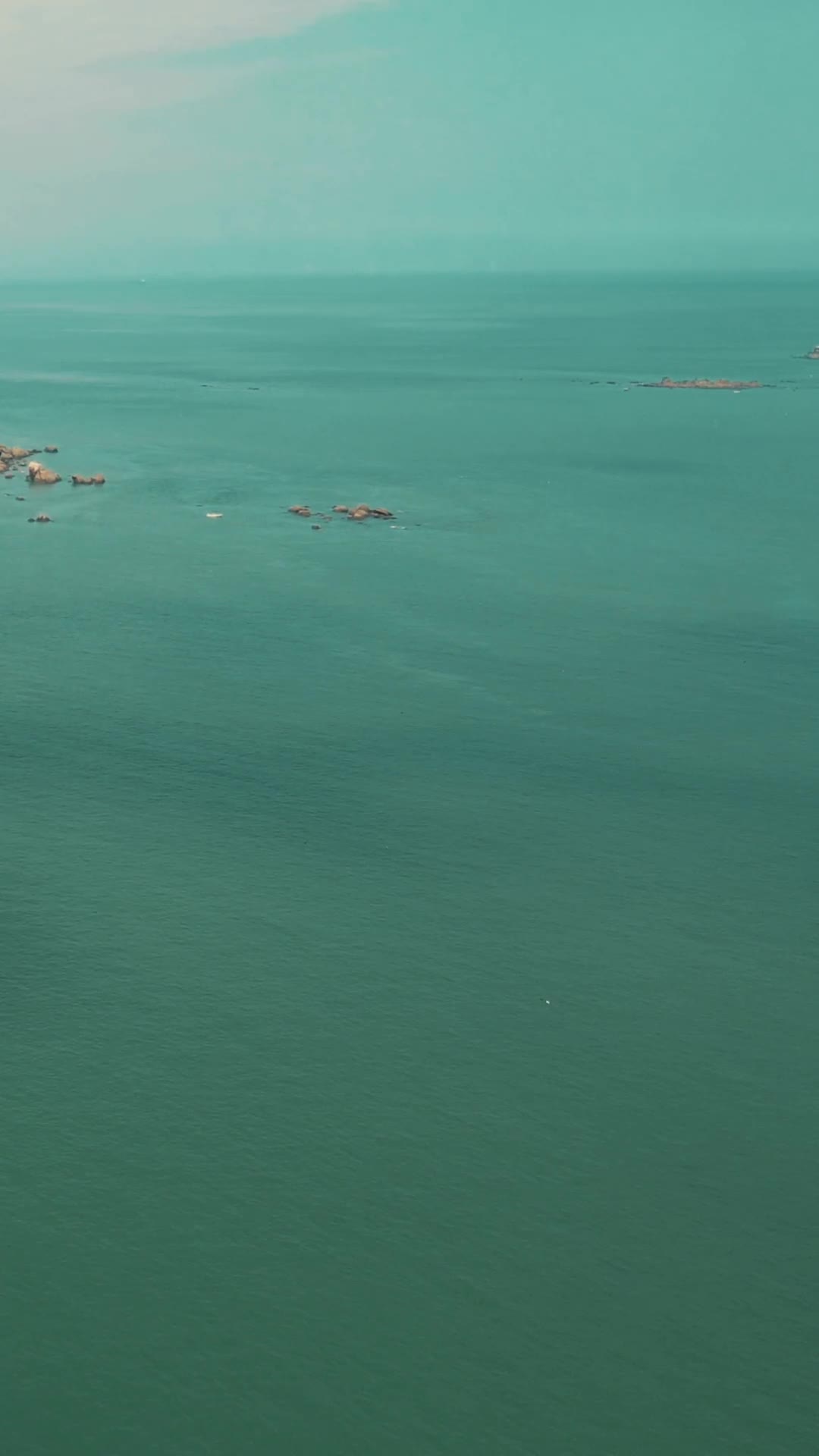 航拍海上岛屿竖屏视频的预览图