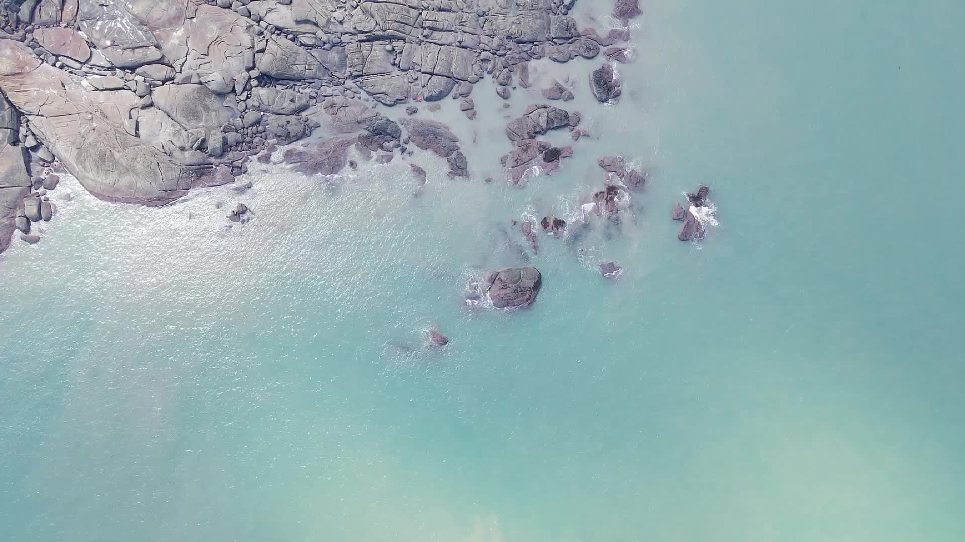 航拍海上岛屿竖屏视频的预览图