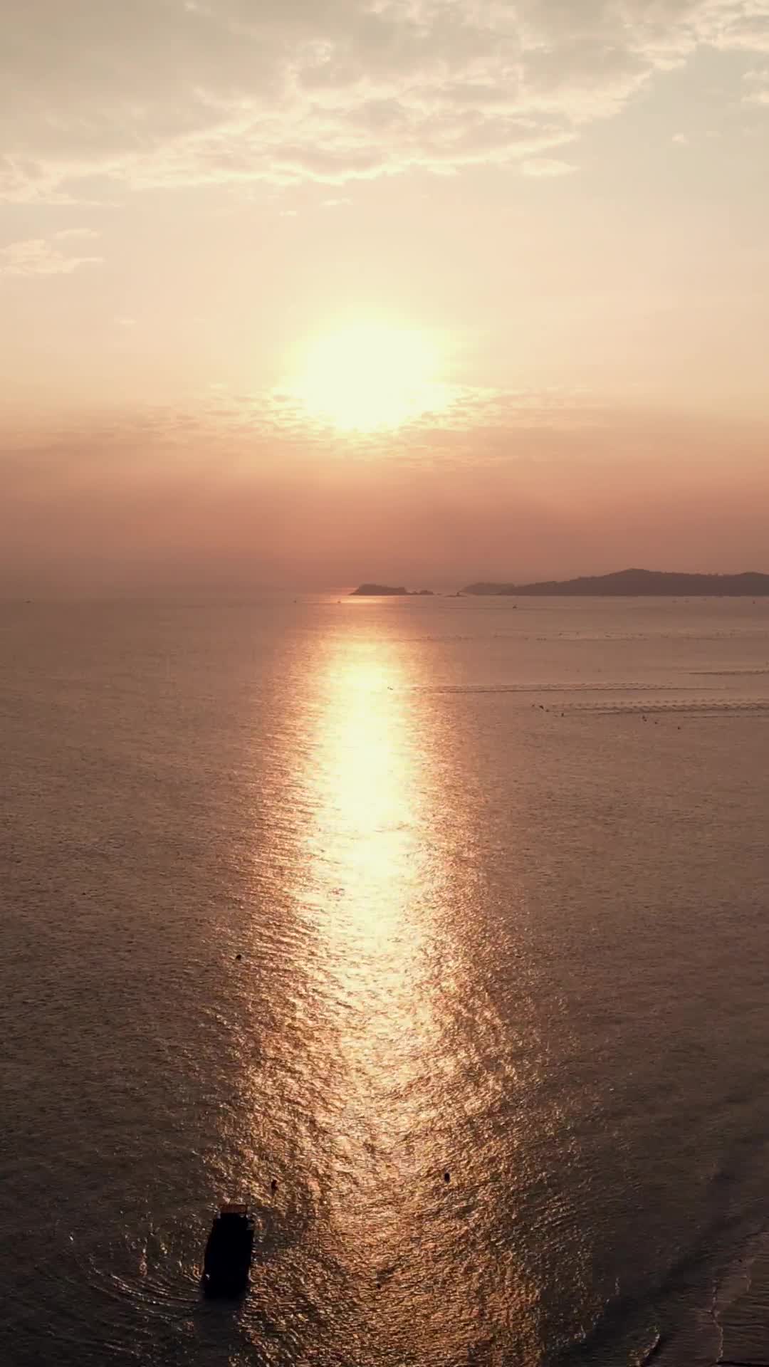 海上夕阳晚霞日落竖屏航拍视频的预览图