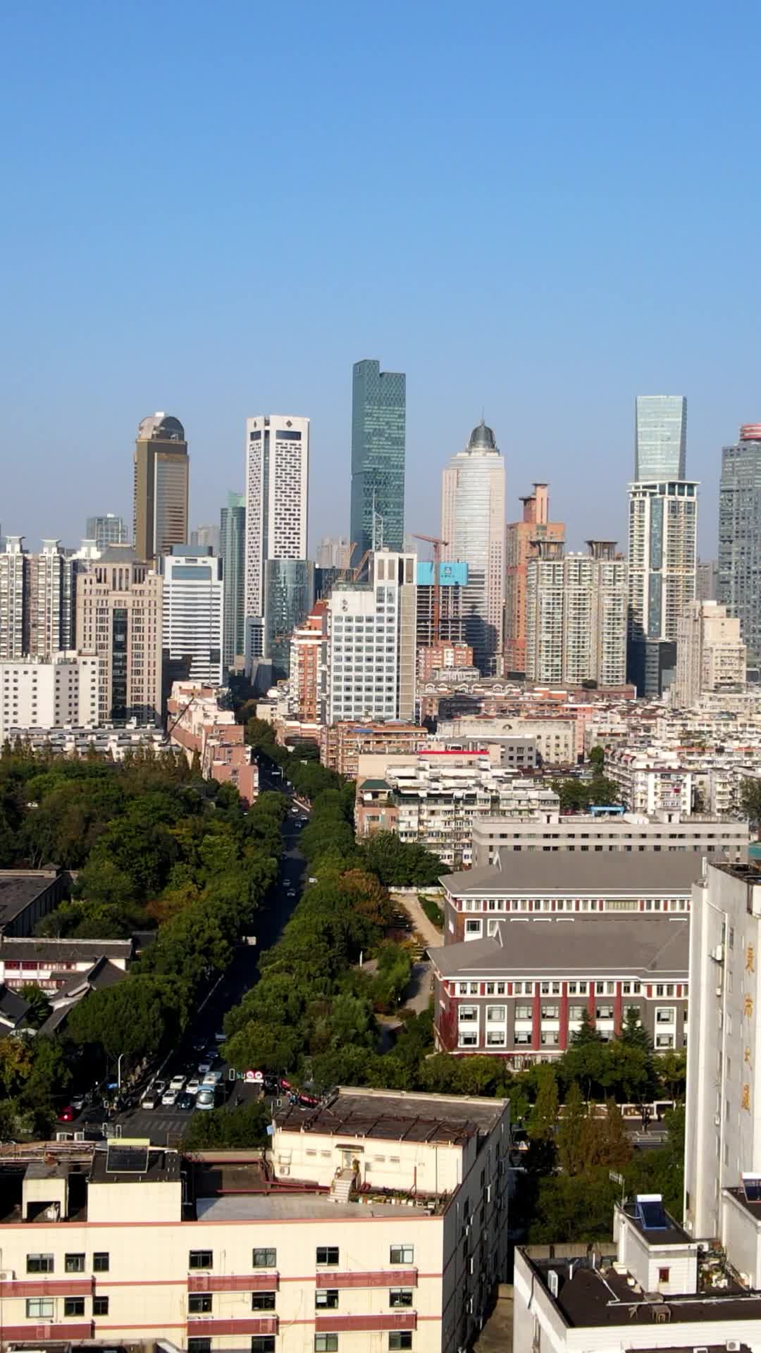 航拍江苏南京城市大道交通绿化视频的预览图