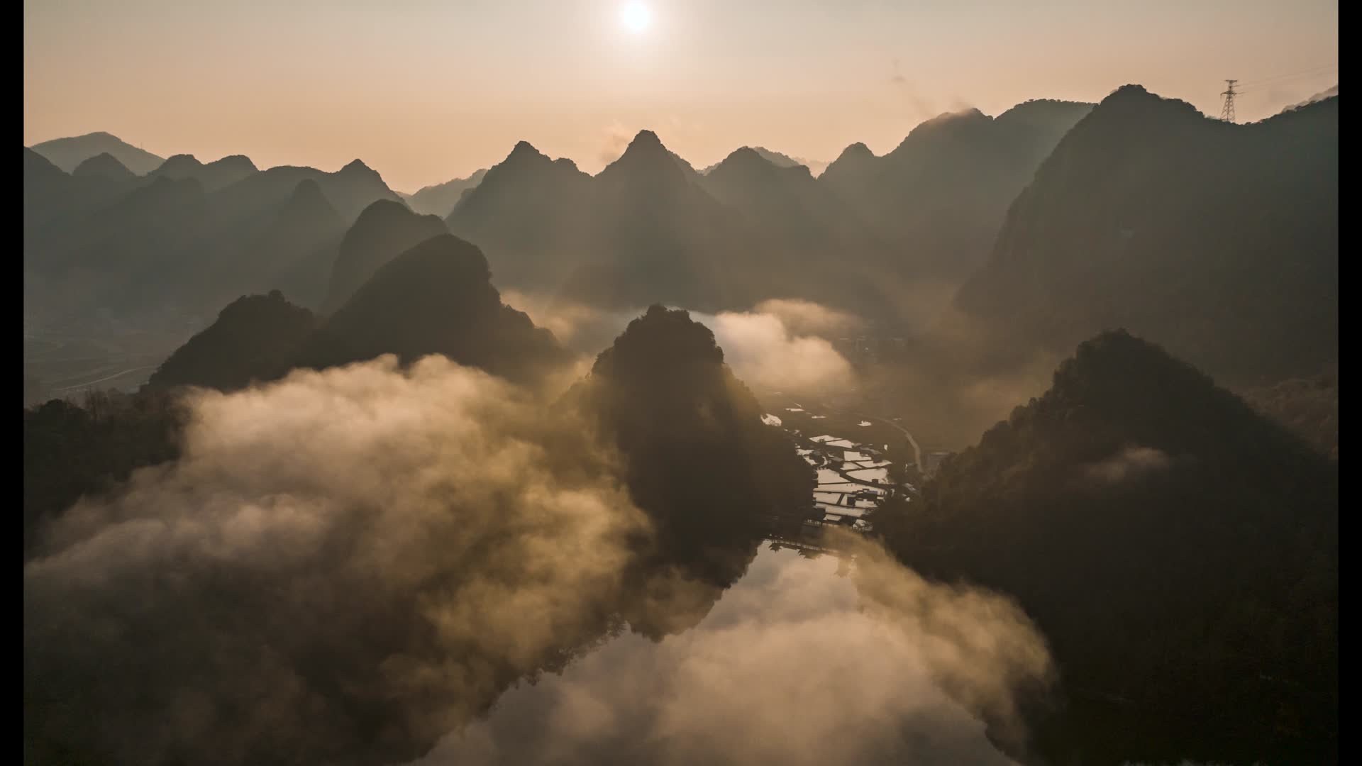4K航拍广西喀斯特峰林视频的预览图
