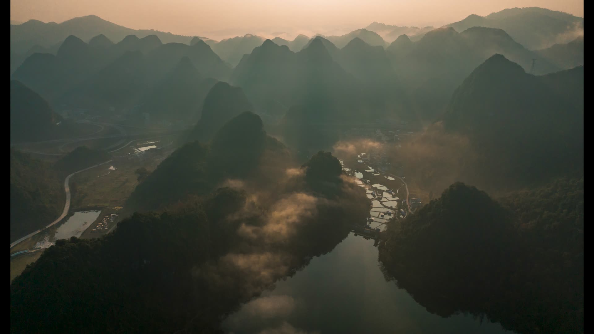 4K航拍广西喀斯特峰林视频的预览图