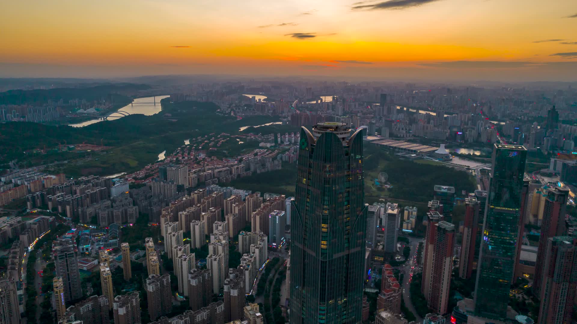 4K航拍南宁城市天际线视频的预览图
