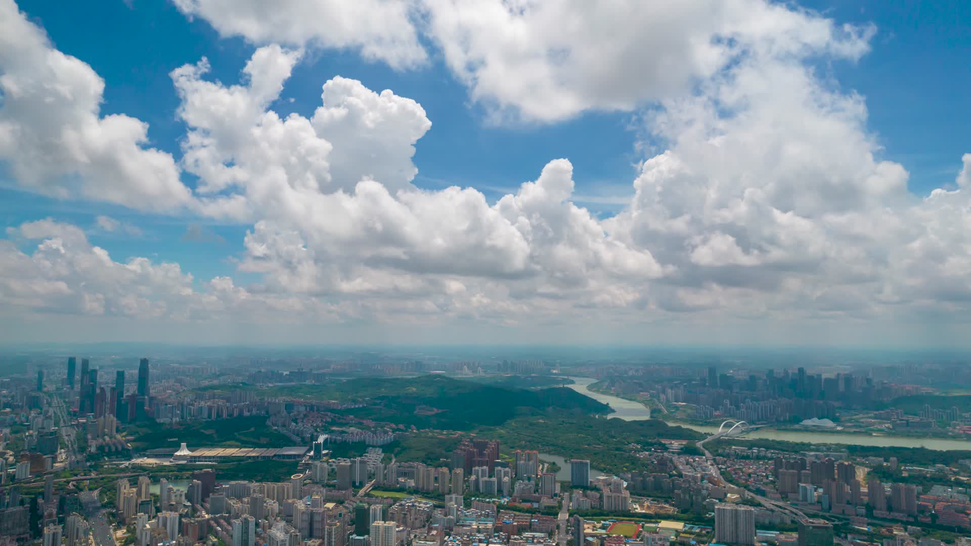 4K航拍南宁蓝天白云视频的预览图