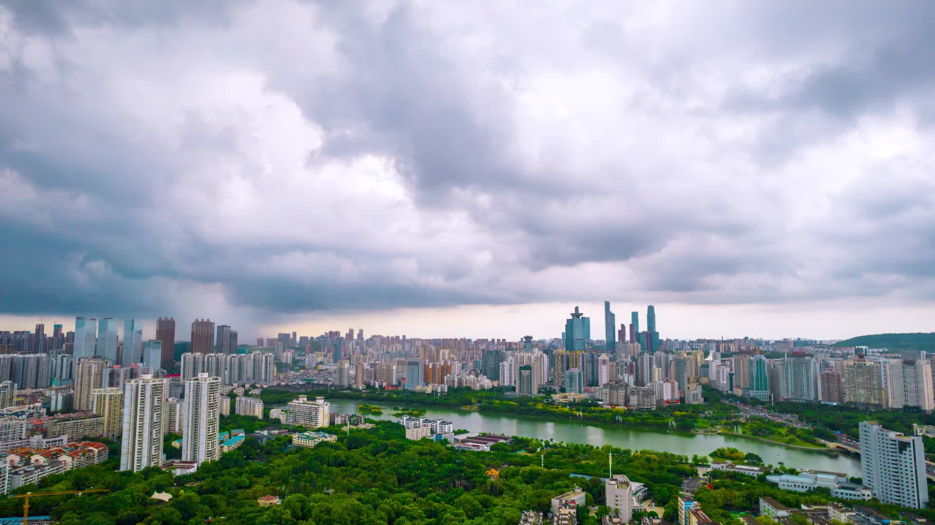 4K航拍南宁城市云海视频的预览图