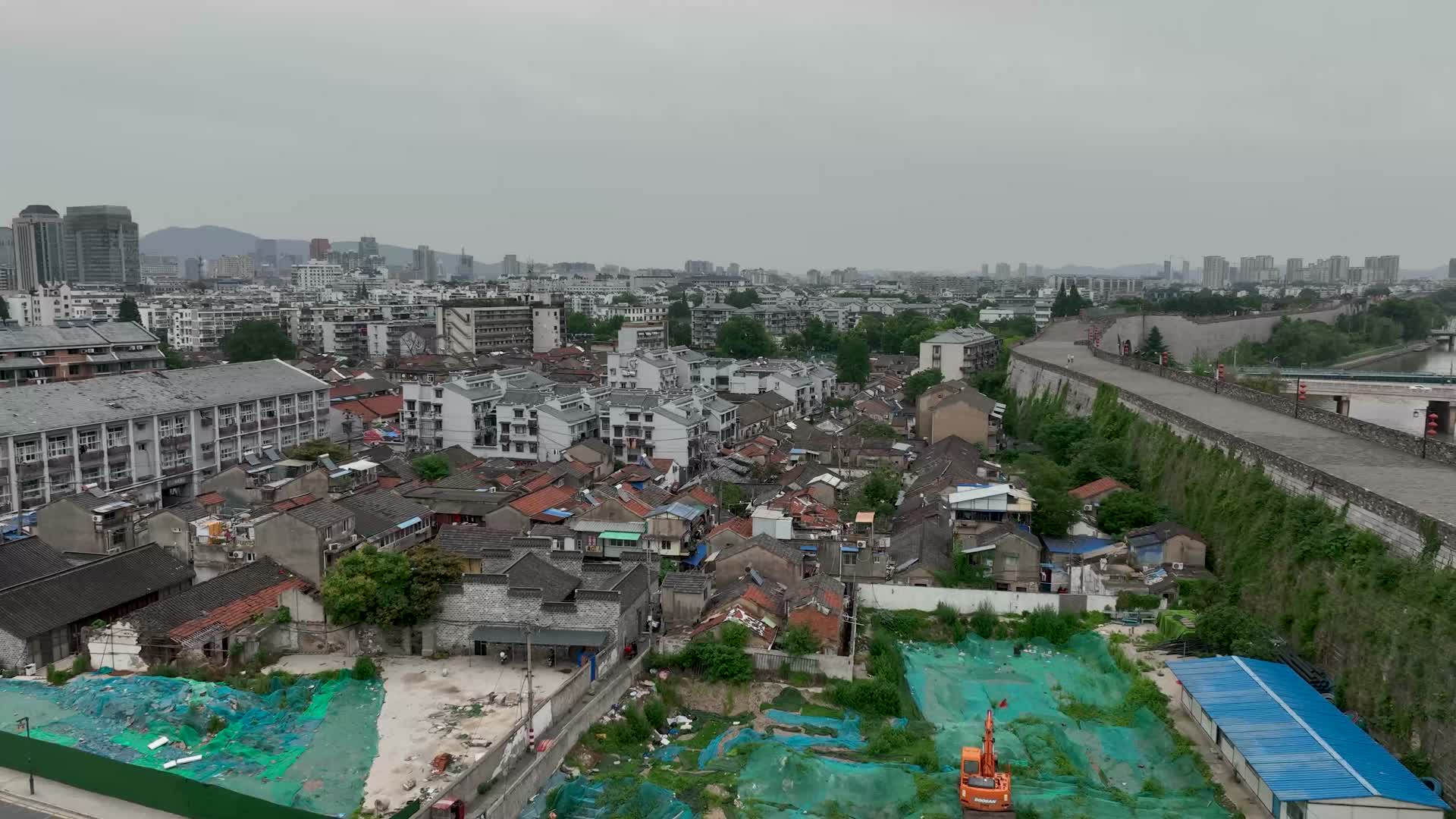 航拍南京城墙边老城南门西视频的预览图