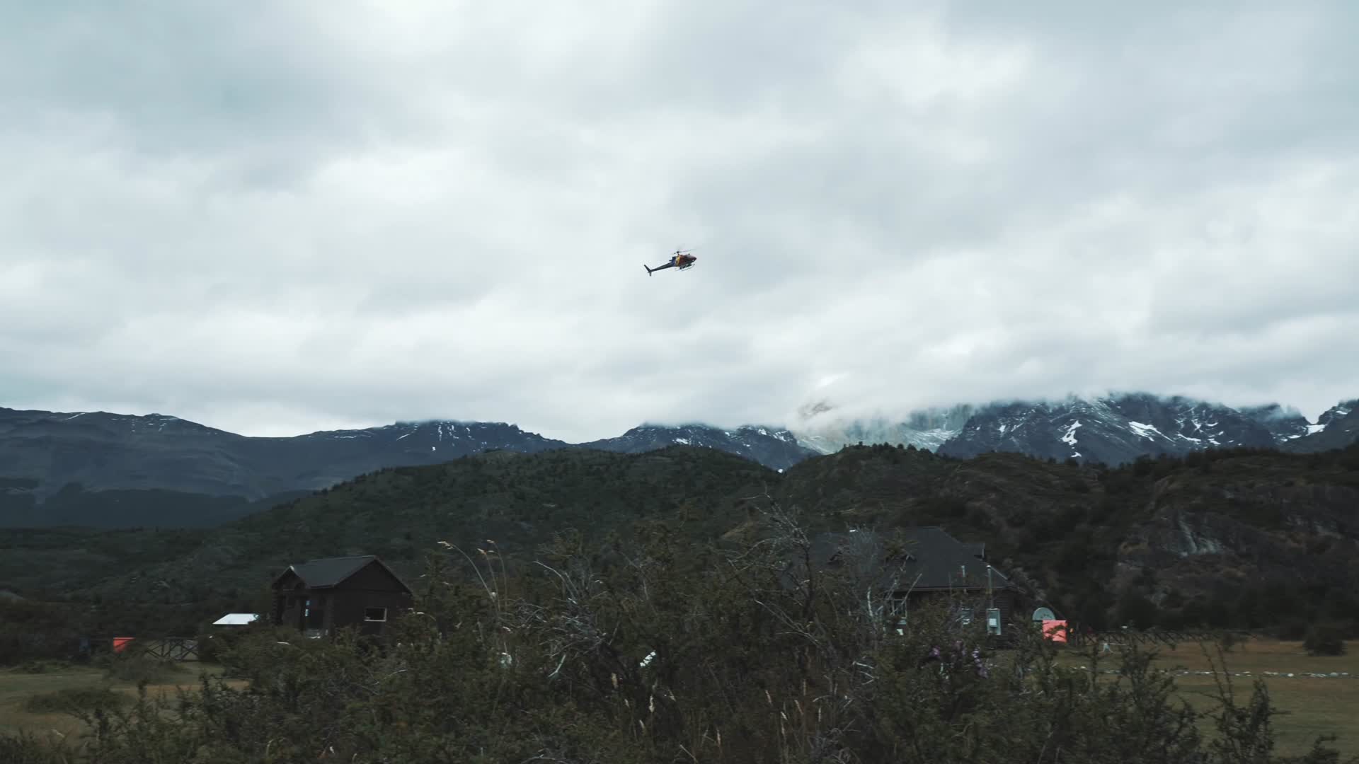 直升机飞过雪山营地视频的预览图