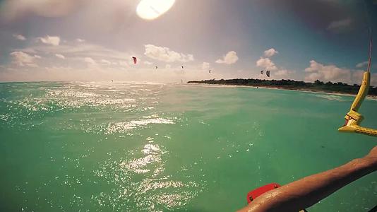 夏日海边户外运动风筝冲浪视频的预览图