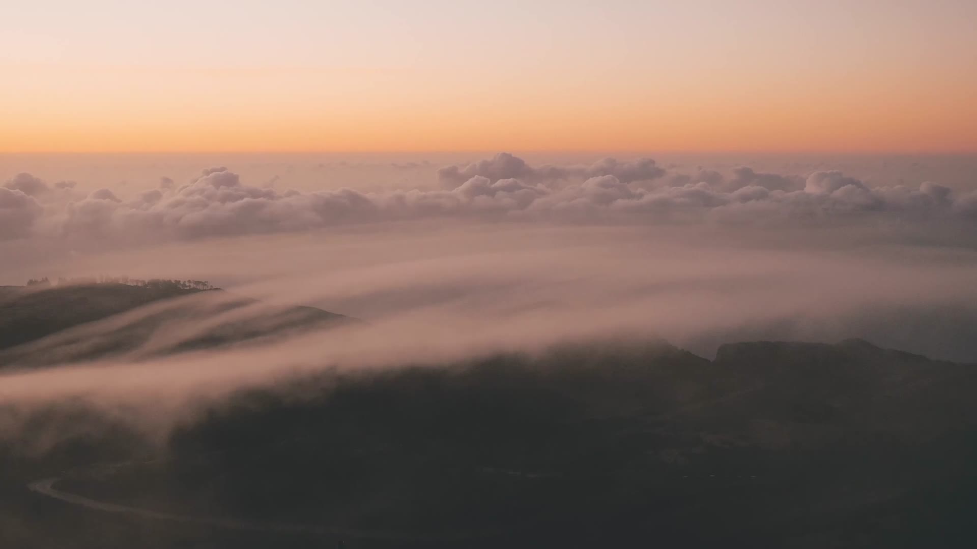 清晨山顶云海日出朝霞云雾视频的预览图